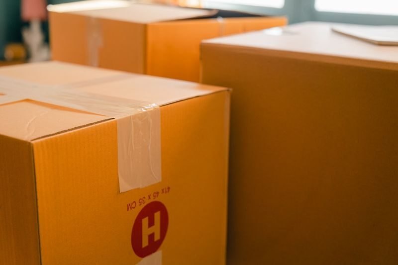 Acworth Advantage mover lifting a packed carton